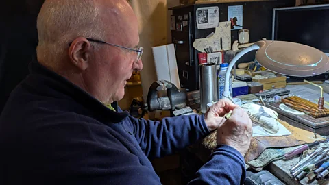 Jen Rose Smith Michael Vienneau engraves a scene of a sailor harpooning a diving whale (Credit: Jen Rose Smith)